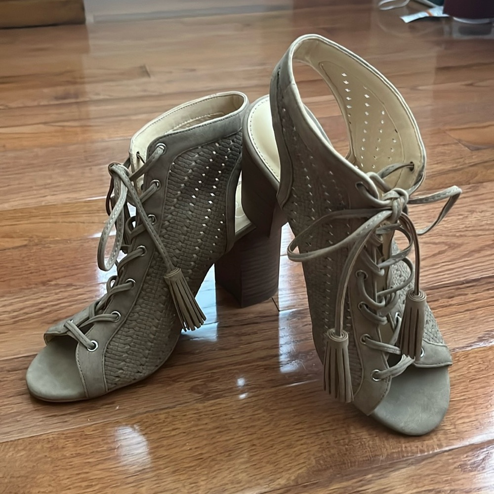 Jessica Simpson Lace Tie open toe shoe sz. 8